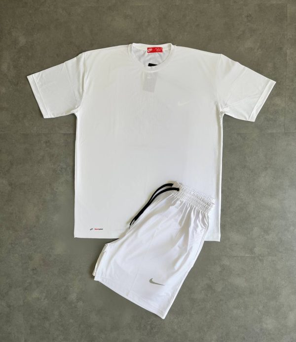 ست تیشرت و شلوارک سوزنی Nike